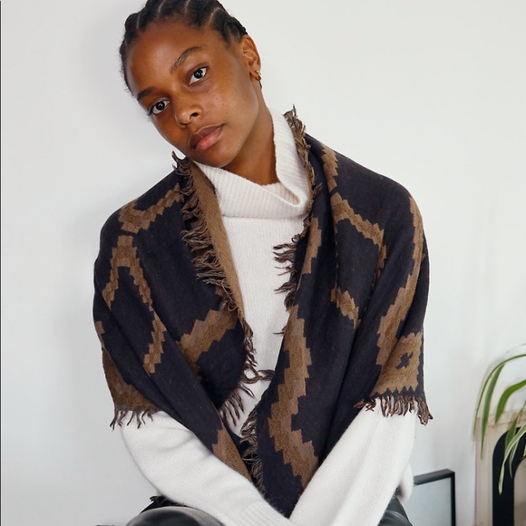Aritzia Accessories - Aritzia Wilfred Diamond Mosaic Triangle Scarf